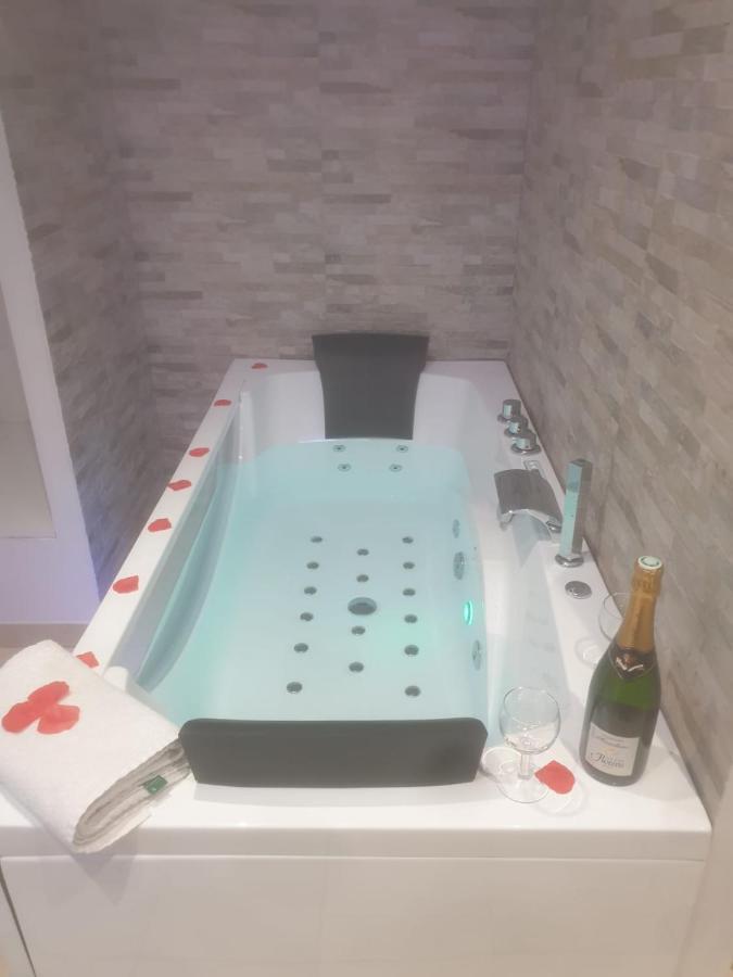 Spa Enzo Appartement Avec Jacuzzi Privatif Lyon Luaran gambar