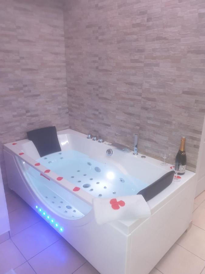 Spa Enzo Appartement Avec Jacuzzi Privatif Lyon Luaran gambar